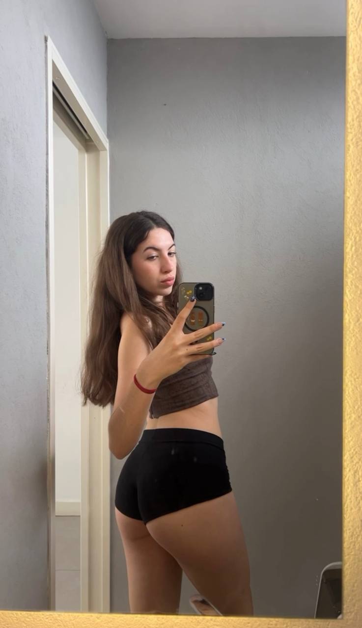 Amber in her underwear in Juice di Fora