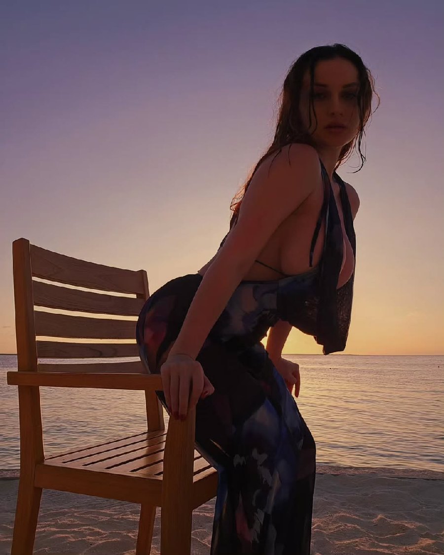 Sexy girl Miranda Faith nude in Juice di Fora