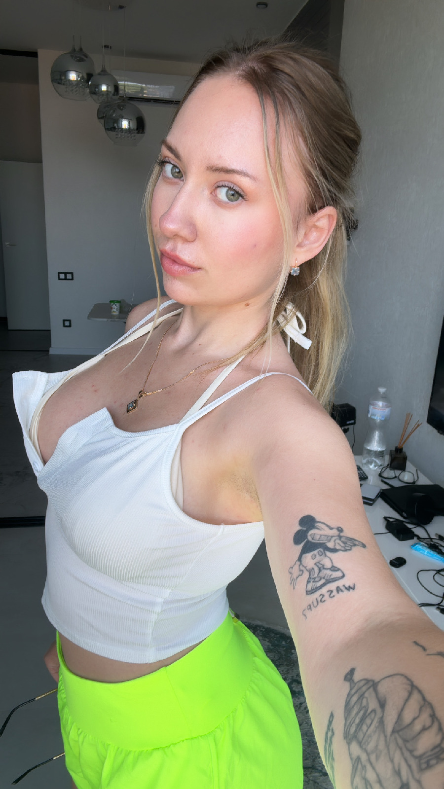 KateV in her underwear in Juice di Fora