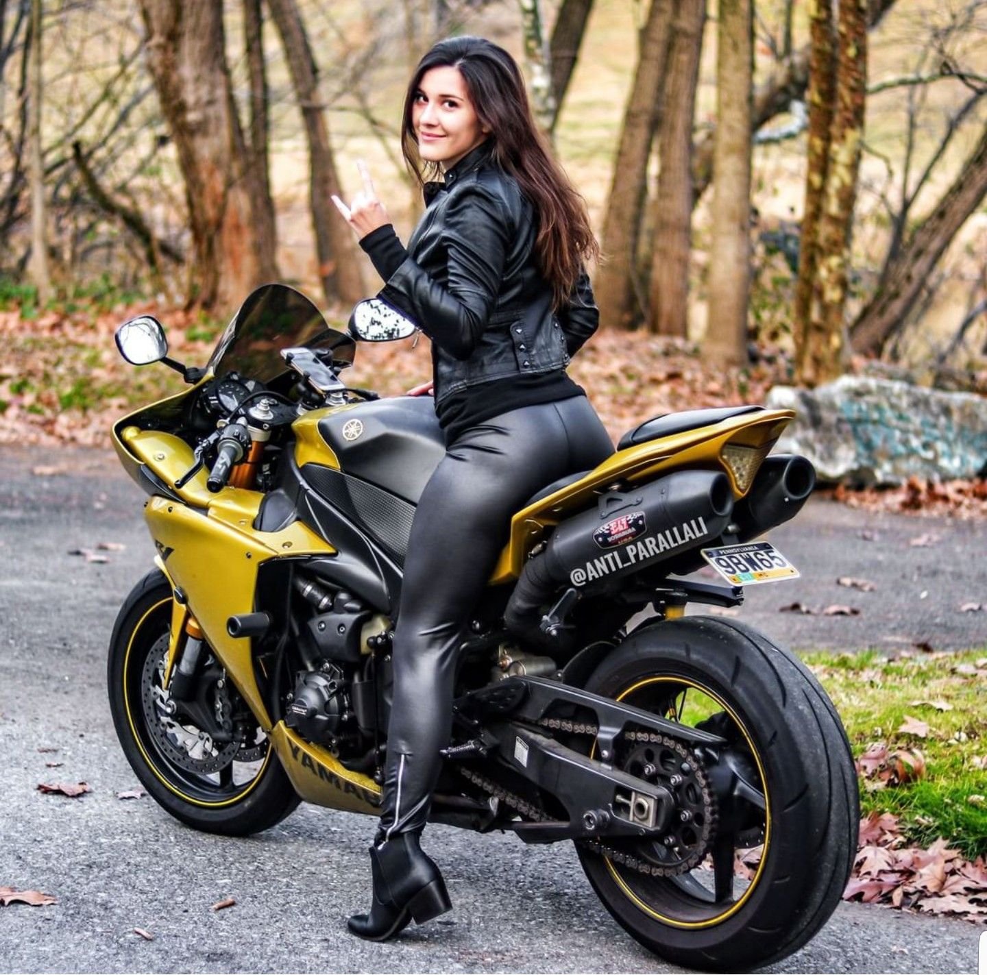 Sexy girl Brunettes on a motorcycle in Juice di Fora