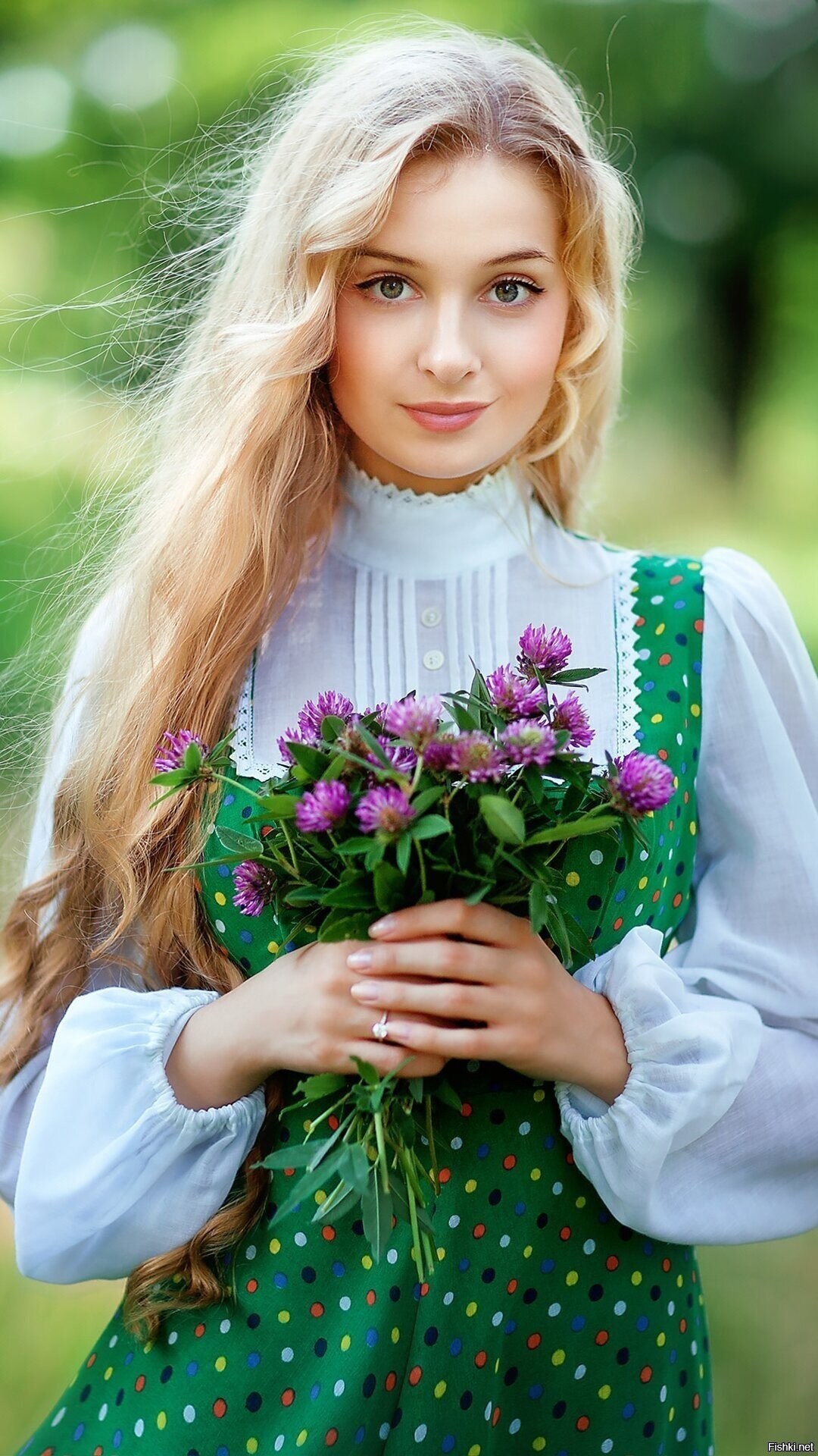 Girls in Slavic costumes in Juice di Fora