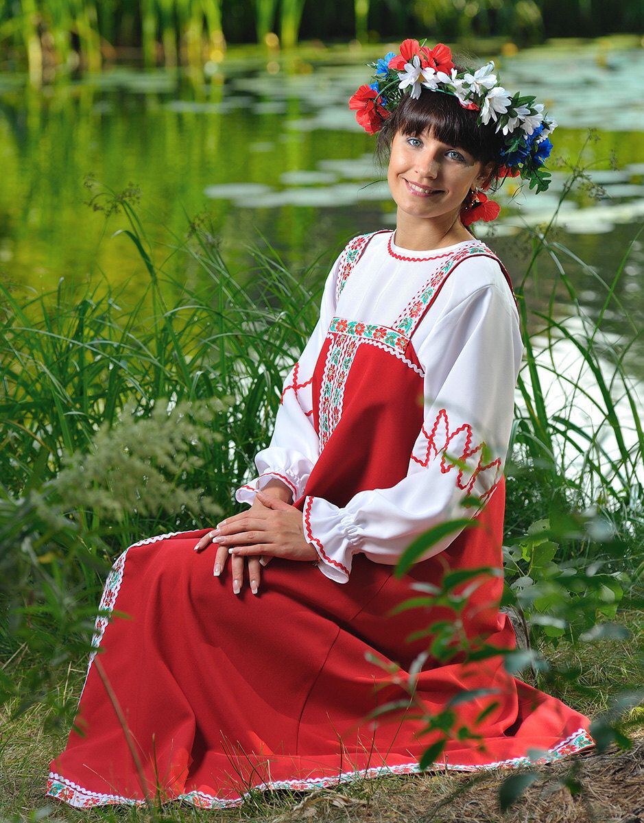 Beautiful girl Girls in Slavic costumes in Juice di Fora