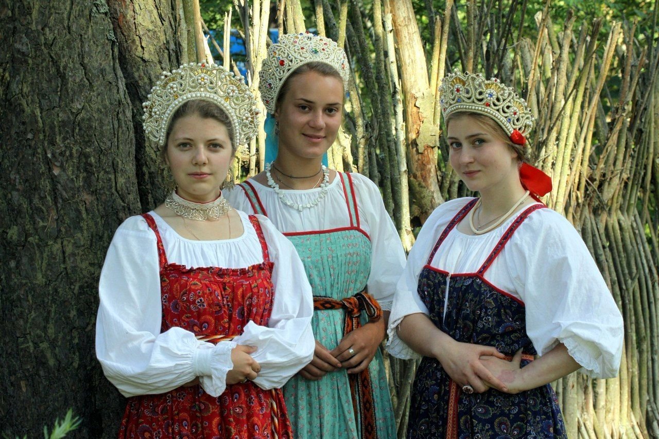 Sexy model Girls in Slavic costumes in Juice di Fora